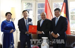 Thủ tướng thăm cán bộ, nhân viên Tổng Lãnh sự quán Việt Nam tại Frankfurt 